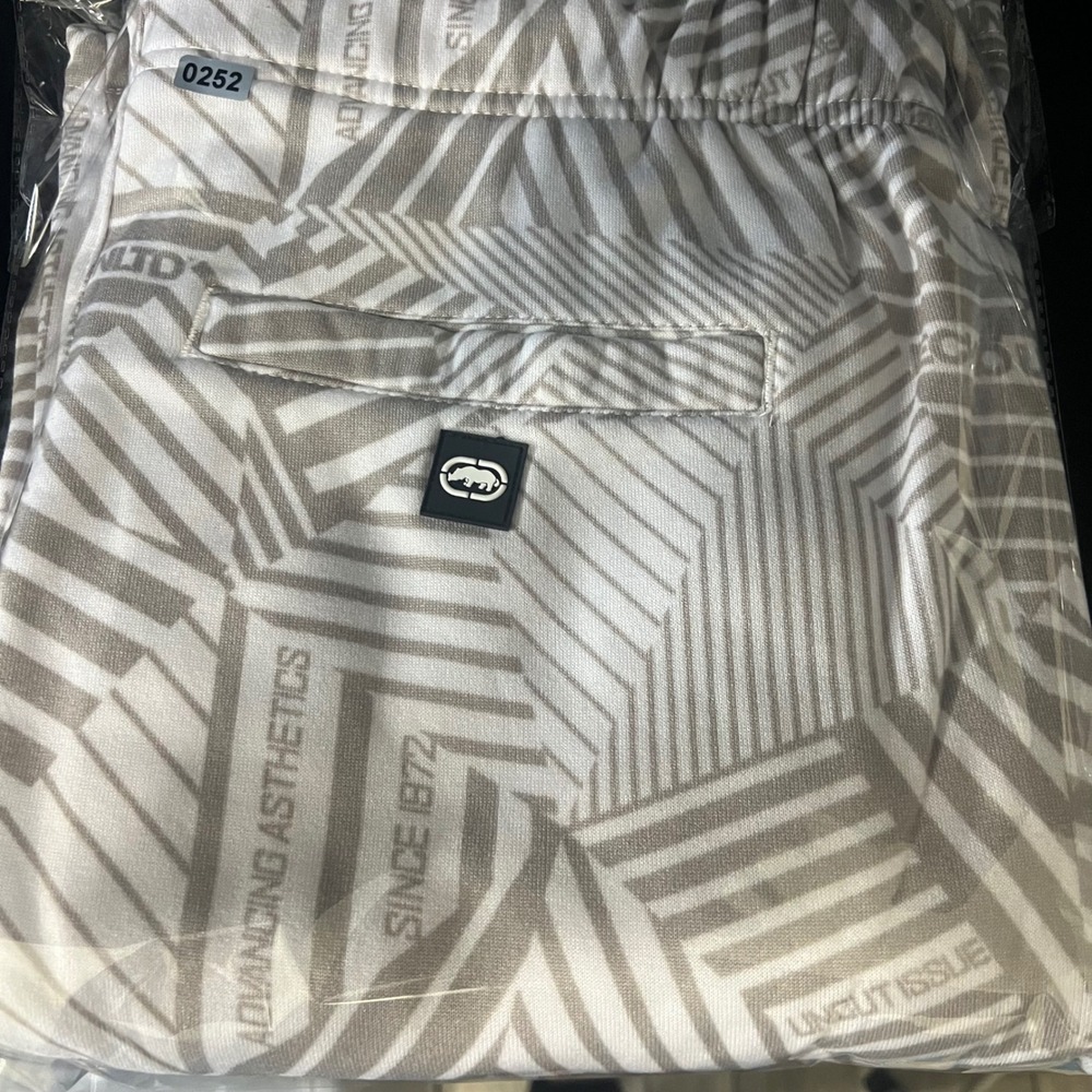 Ecko Unltd Men Fleece Cargo Shorts White Grey Geometric Take Flight Large NWT - Picture 10 of 10